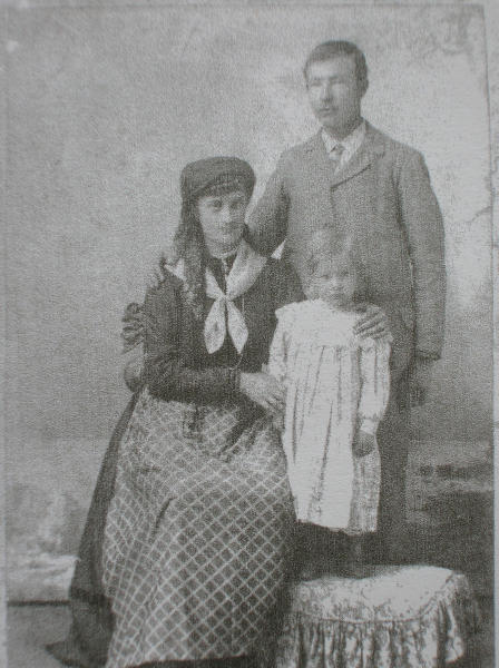 Ritratto di famiglia in abiti tradizionali